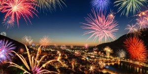 Silvesterfeuerwerk über der Stadt